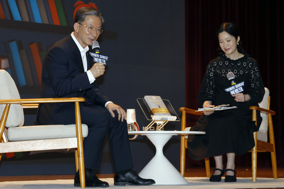 정성호 장관, '탁월한 피해자' 저자와 북토크