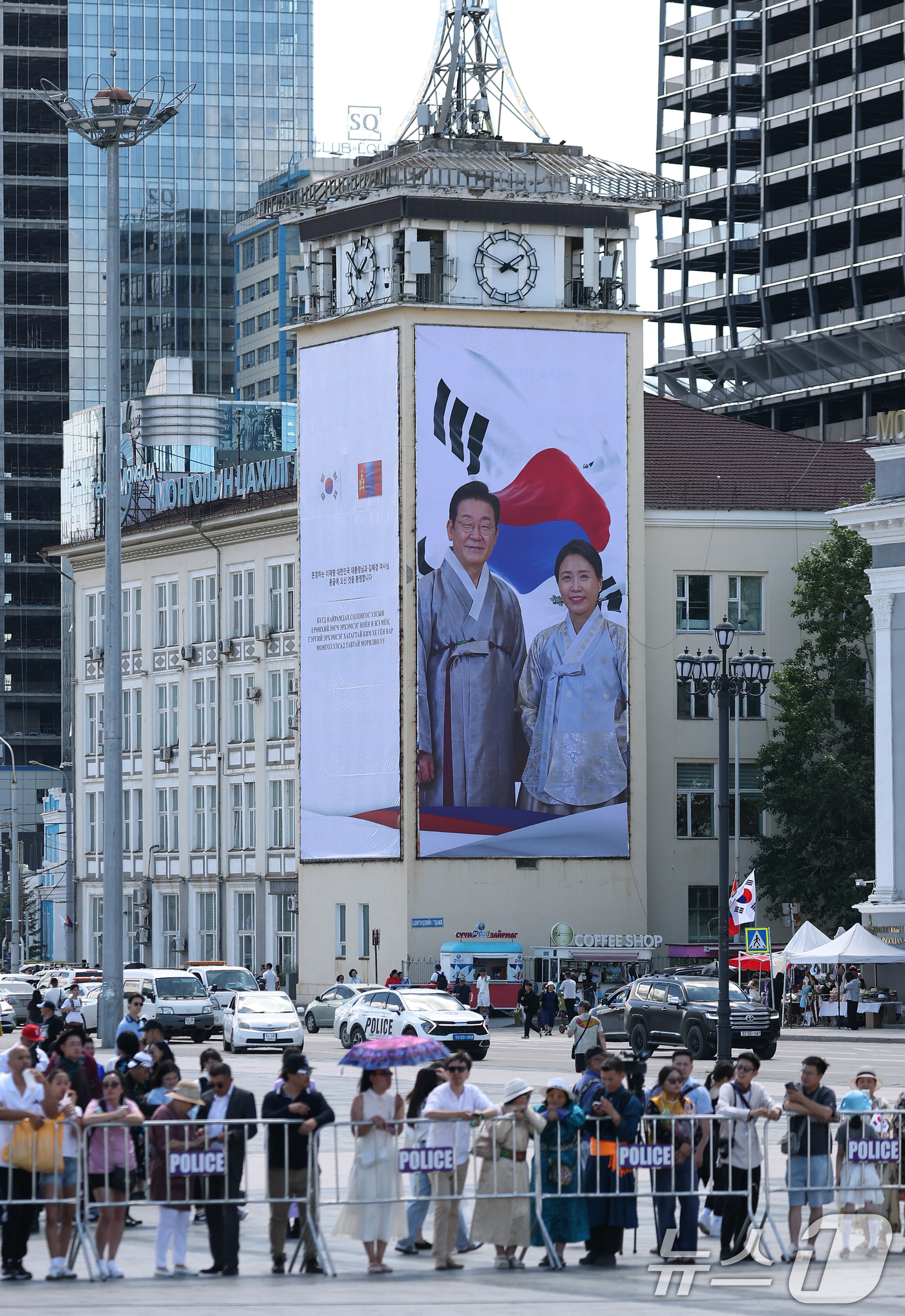 (울란바타르(몽골))=뉴스1) 이재명 기자 = 이재명 대통령 공식환영식이 열리는 9일(현지시간) 몽골 울란바타르 수흐바타르 광장 인근에 환영 나온 시민들과 한복 입은 대통령 부부의 …