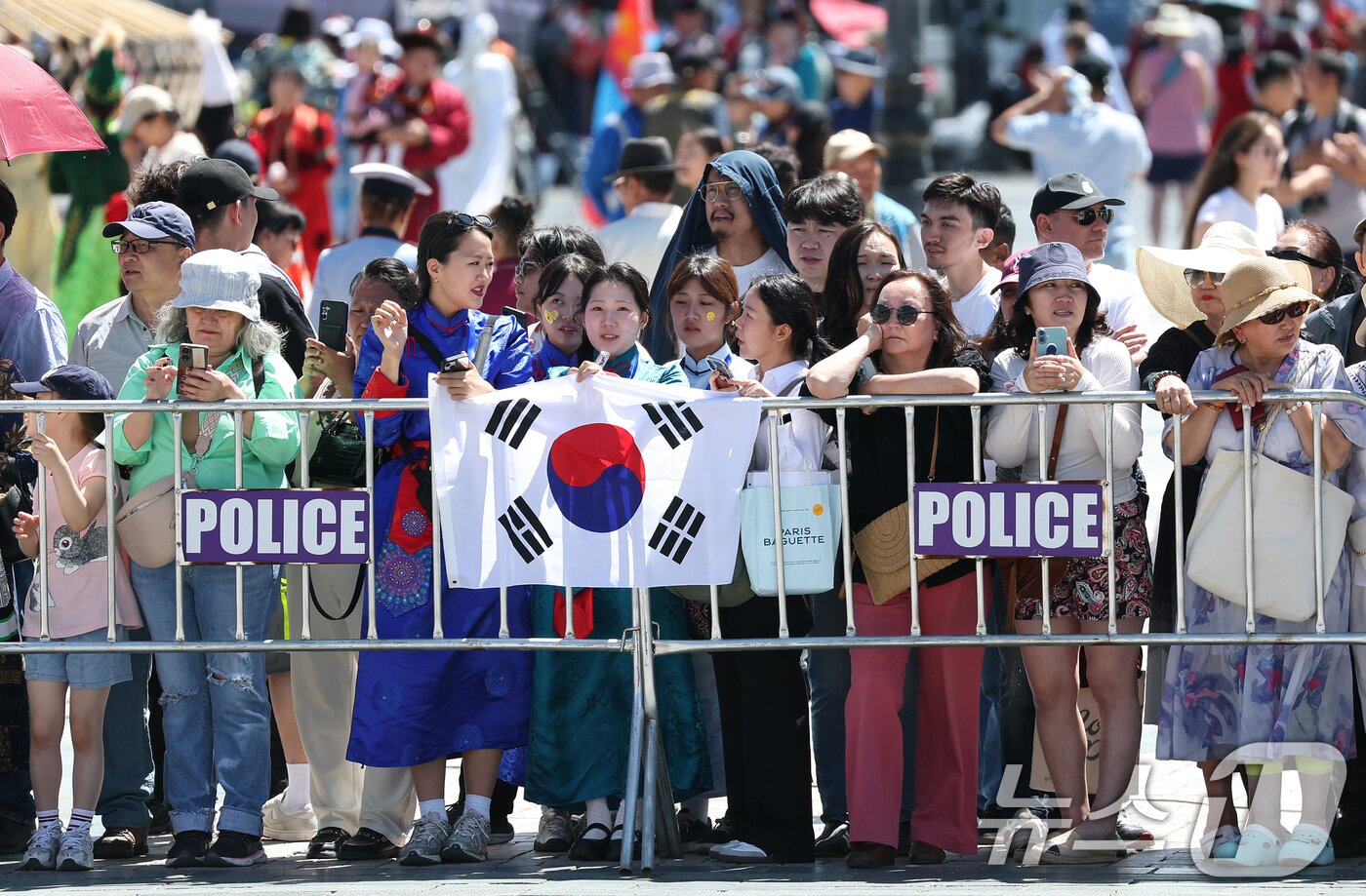 본문 이미지 - 이재명 대통령 공식환영식이 열리는 9일(현지시간) 몽골 울란바타르 수흐바타르 광장 인근에 환영객이 태극기를 들고 있다. 2026.7.9 ⓒ 뉴스1 이재명 기자