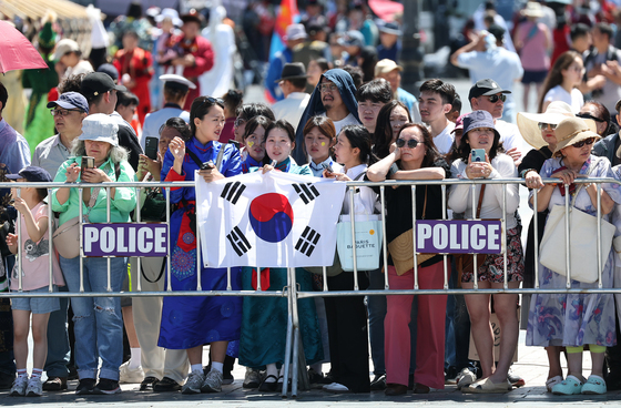 태극기 든 환영객