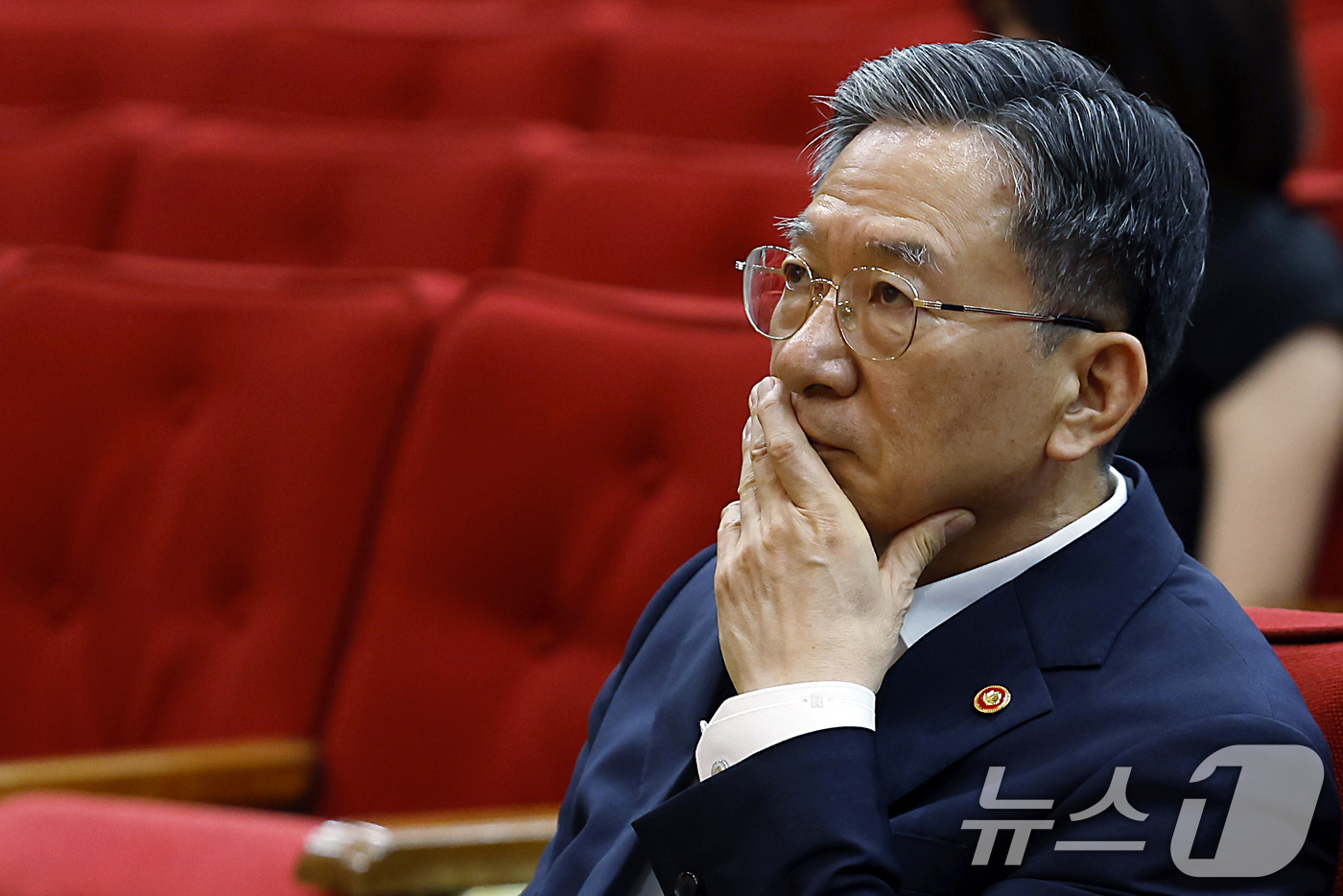 (과천=뉴스1) 박정호 기자 = 정성호 법무부 장관이 9일 오후 경기도 과천시 관문로 정부과천청사 후생동 대강당에서 열린 법무부 장관과 저자가 함께하는 '탁월한 피해자' 북토크에서 …
