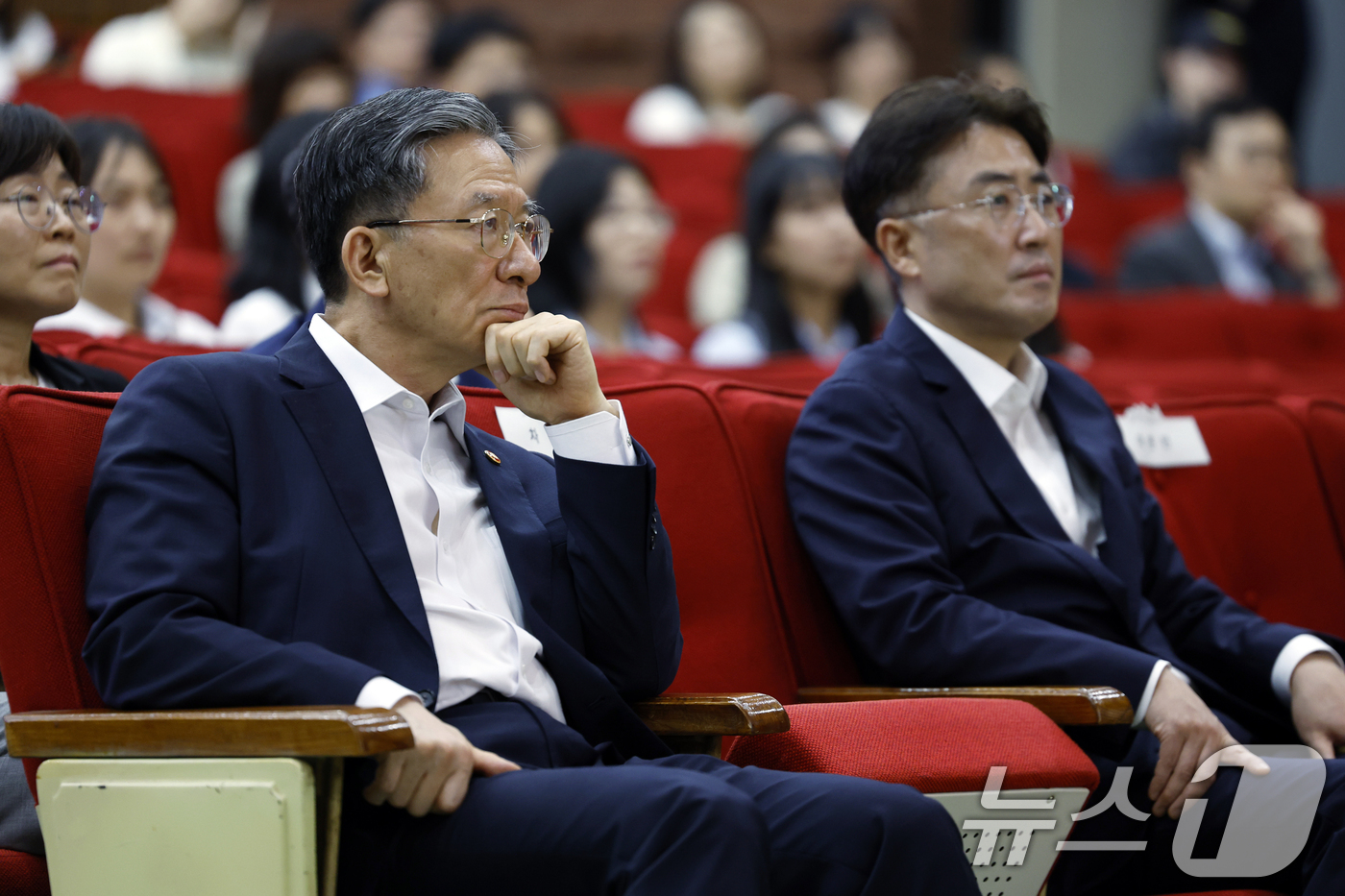 (과천=뉴스1) 박정호 기자 = 정성호 법무부 장관이 9일 오후 경기도 과천시 관문로 정부과천청사 후생동 대강당에서 열린 법무부 장관과 저자가 함께하는 '탁월한 피해자' 북토크에서 …