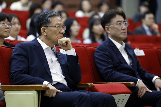 정성호 법무부 장관, 북토크에 집중