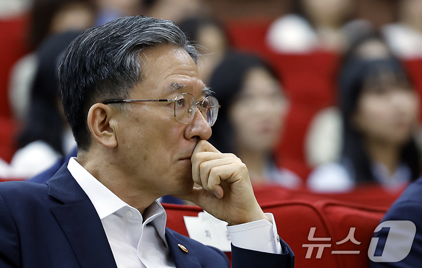 (과천=뉴스1) 박정호 기자 = 정성호 법무부 장관이 9일 오후 경기도 과천시 관문로 정부과천청사 후생동 대강당에서 열린 법무부 장관과 저자가 함께하는 '탁월한 피해자' 북토크에서 …