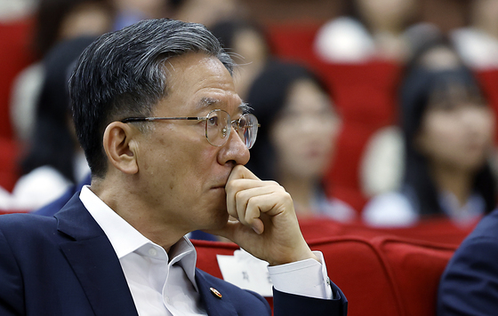 북토크에 집중한 정성호 법무부 장관