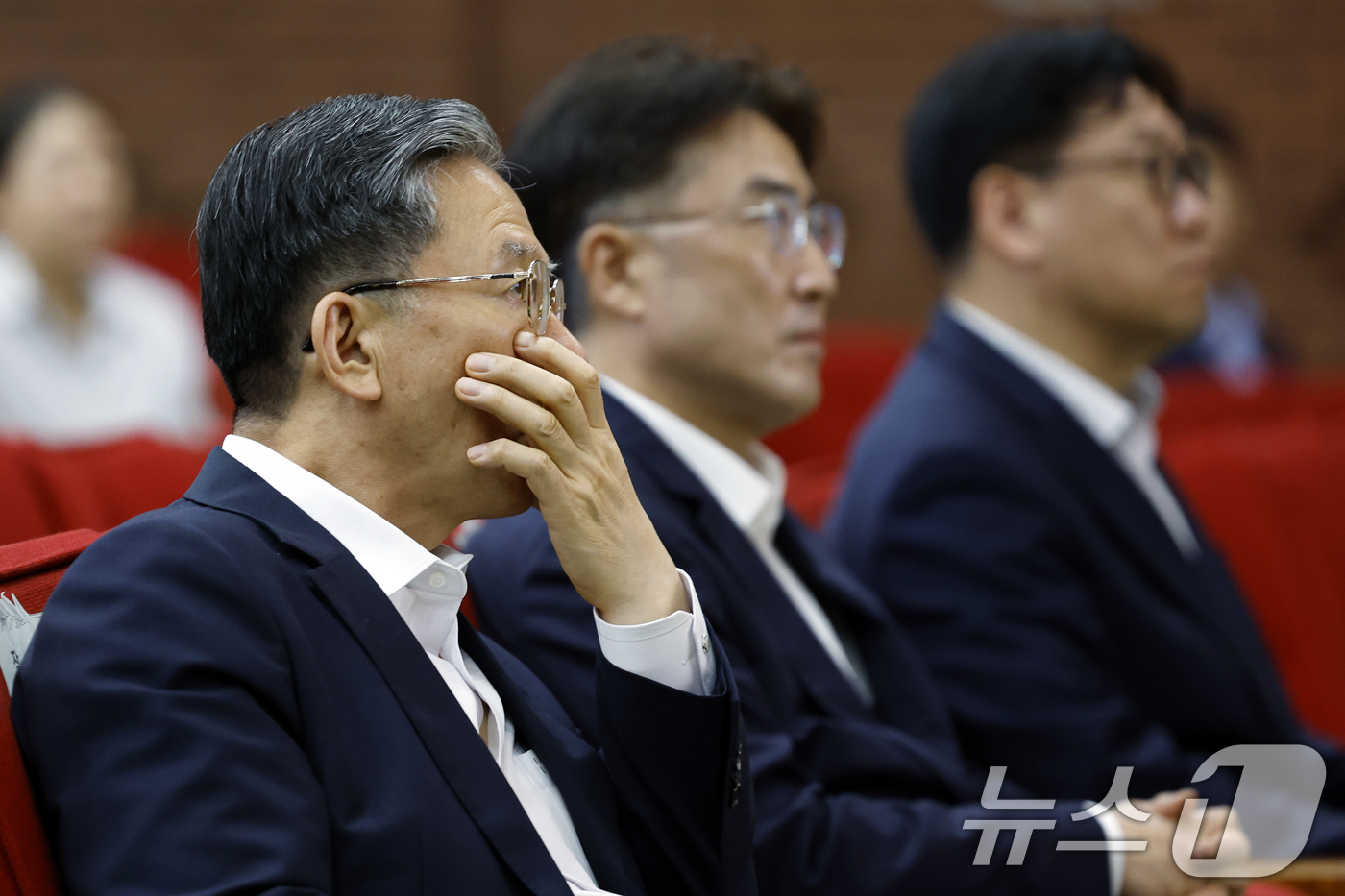 (과천=뉴스1) 박정호 기자 = 정성호 법무부 장관이 9일 오후 경기도 과천시 관문로 정부과천청사 후생동 대강당에서 열린 법무부 장관과 저자가 함께하는 '탁월한 피해자' 북토크에서 …