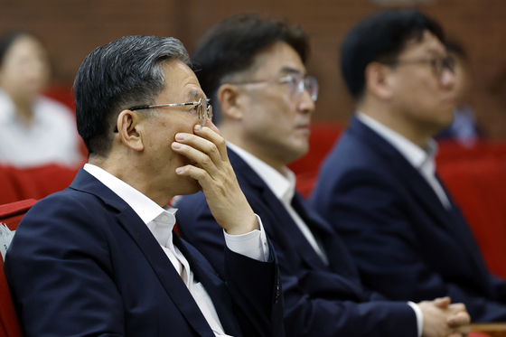 '탁월한 피해자' 저자 북토크 경청하는 정성호 장관