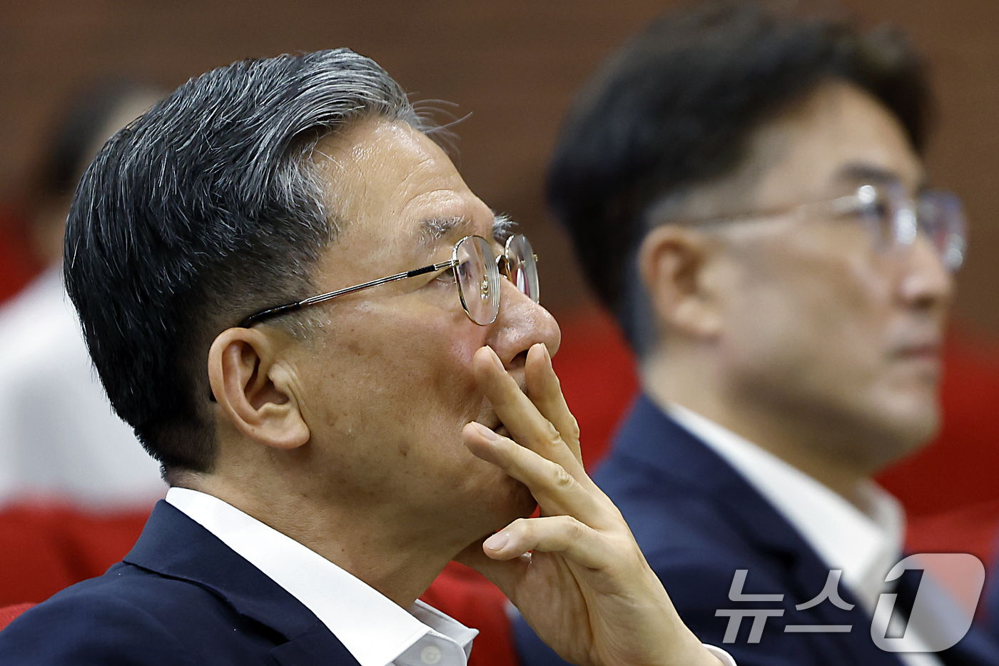 (과천=뉴스1) 박정호 기자 = 정성호 법무부 장관이 9일 오후 경기도 과천시 관문로 정부과천청사 후생동 대강당에서 열린 법무부 장관과 저자가 함께하는 '탁월한 피해자' 북토크에서 …
