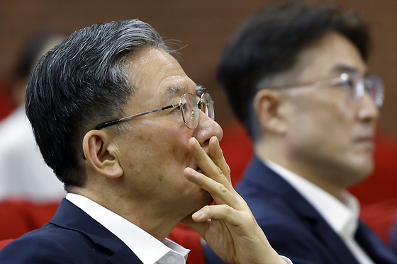 북토크 경청하는 정성호 장관