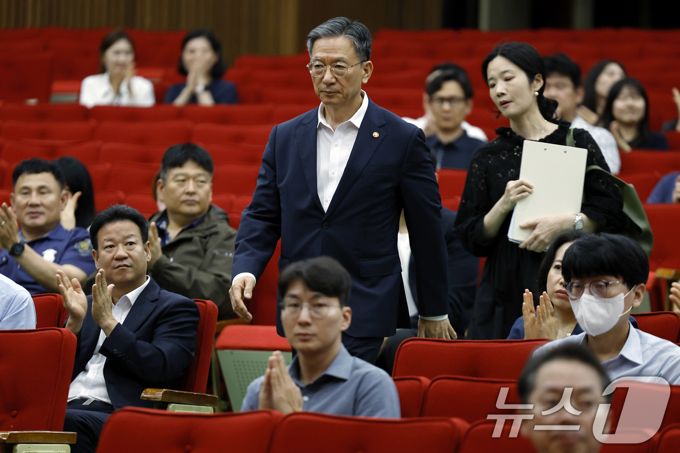 (과천=뉴스1) 박정호 기자 = 정성호 법무부 장관이 9일 오후 경기도 과천시 관문로 정부과천청사 후생동 대강당에서 열린 법무부 장관과 저자가 함께하는 '탁월한 피해자' 북토크에 …