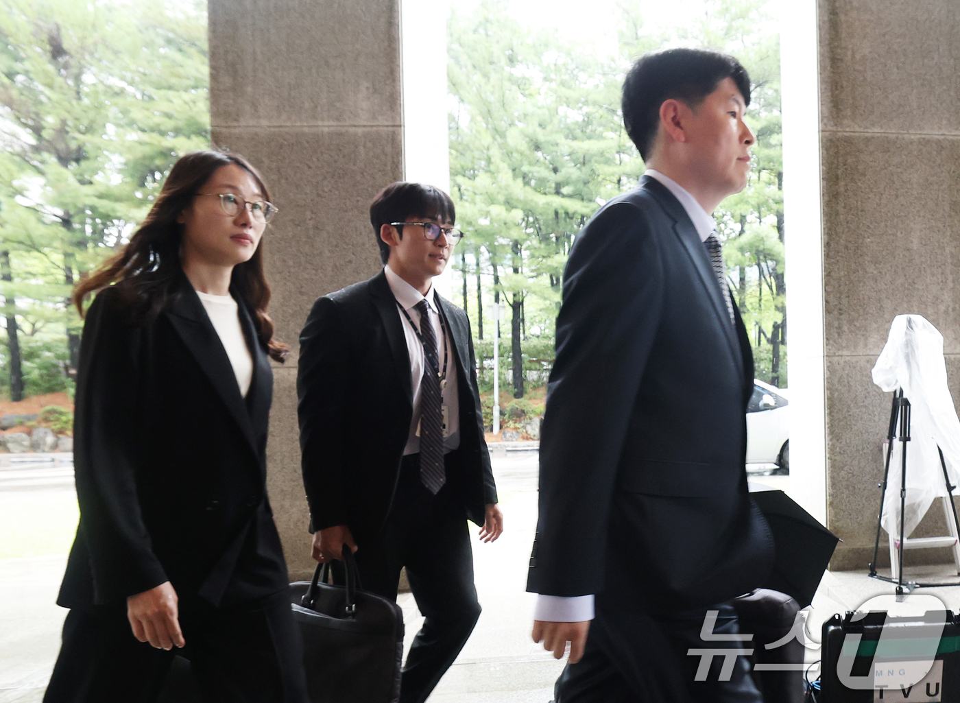 (서울=뉴스1) 오대일 기자 = 내란 특검팀 수사팀장인 장준호 성남지청장(오른쪽부터)과 유승재, 장지영 검사가 9일 오후 서울 서초구 대법원 대심판정에서 열린 윤석열 전 대통령의 …