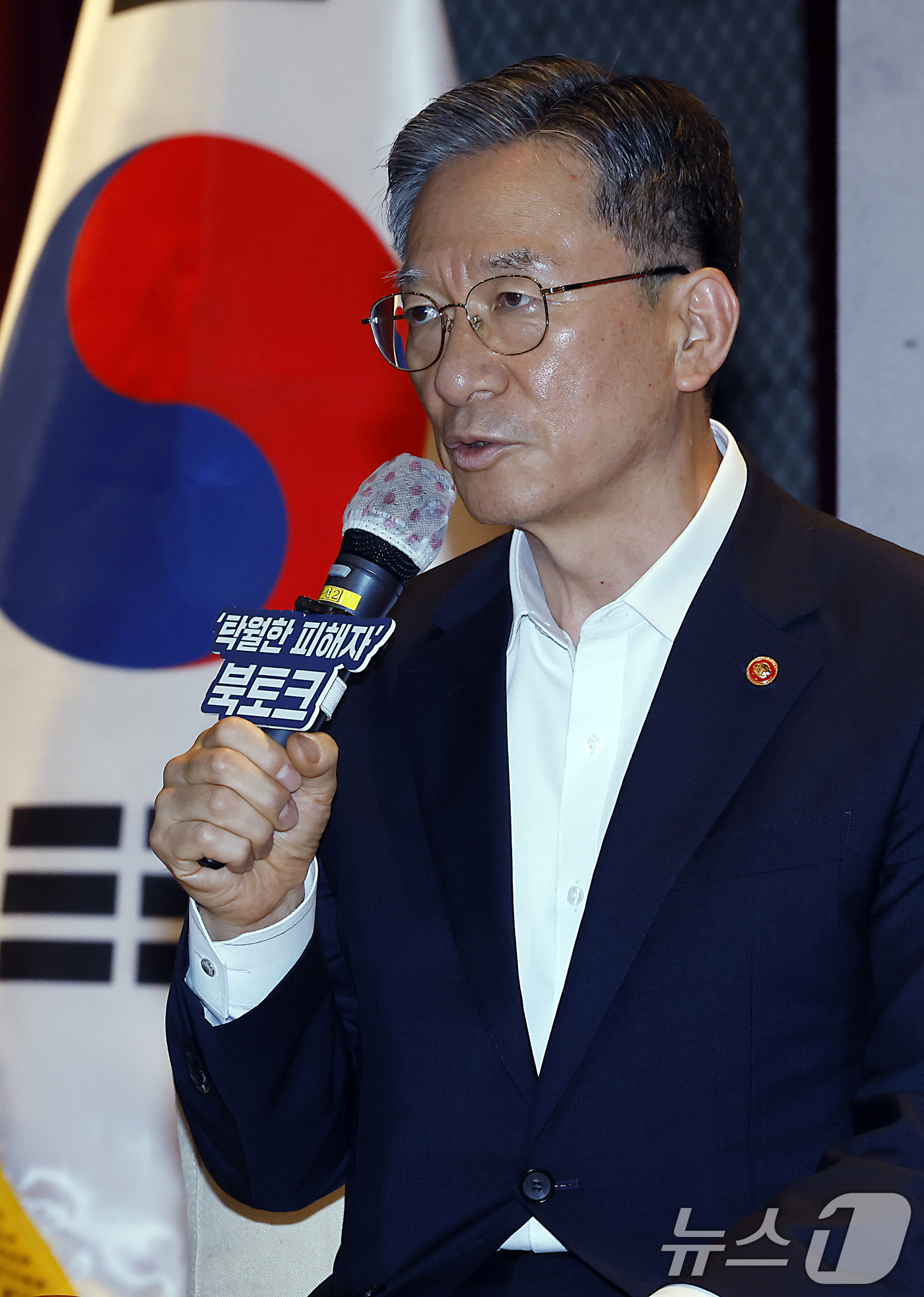 (과천=뉴스1) 박정호 기자 = 정성호 법무부 장관이 9일 오후 경기도 과천시 관문로 정부과천청사 후생동 대강당에서 열린 법무부 장관과 저자가 함께하는 '탁월한 피해자' 북토크에서 …