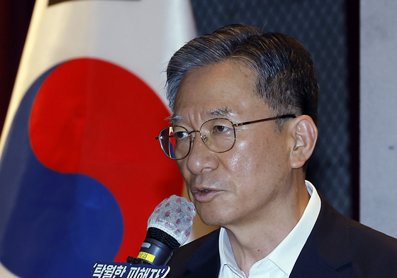 저자 소개하는 정성호 장관