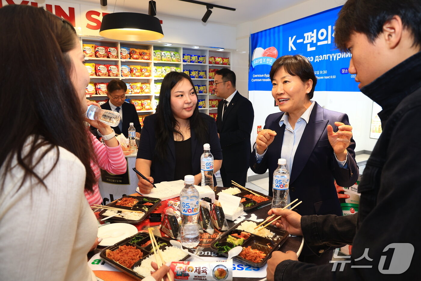 본문 이미지 - 몽골 울란바타르 시내 한국계 편의점에서 열린 'K-편의점 간편식 출시 기념' 시식 간담회 에서 송미령 장관(오른쪽에서 두번째)이 참가자들과 직접 시식을 하고 있다. (농식품부 제공) /2026.7.9/