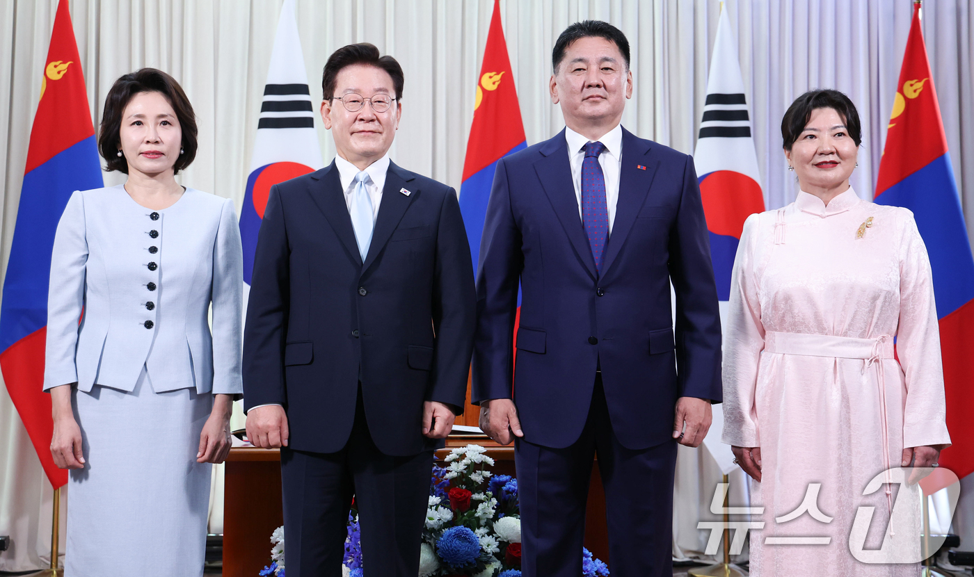 (울란바타르(몽골))=뉴스1) 이재명 기자 = 몽골을 국빈 방문 중인 이재명 대통령과 김혜경 여사가 9일(현지시간) 울란바타르 정부청사에서 방명록에 서명한 뒤 오흐나 후렐수흐 몽골 …