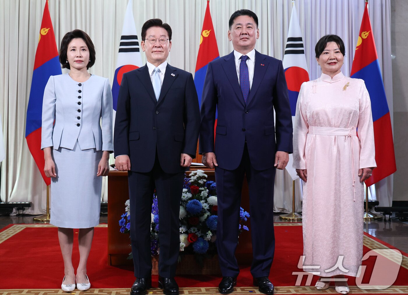 본문 이미지 - 몽골을 국빈 방문 중인 이재명 대통령과 김혜경 여사가 9일(현지시간) 울란바타르 정부청사에서 방명록에 서명한 뒤 오흐나 후렐수흐 몽골 대통령, 롭상도르지 벌러르체첵 여사와 기념촬영을 하고 있다. 2026.7.9 ⓒ 뉴스1 이재명 기자