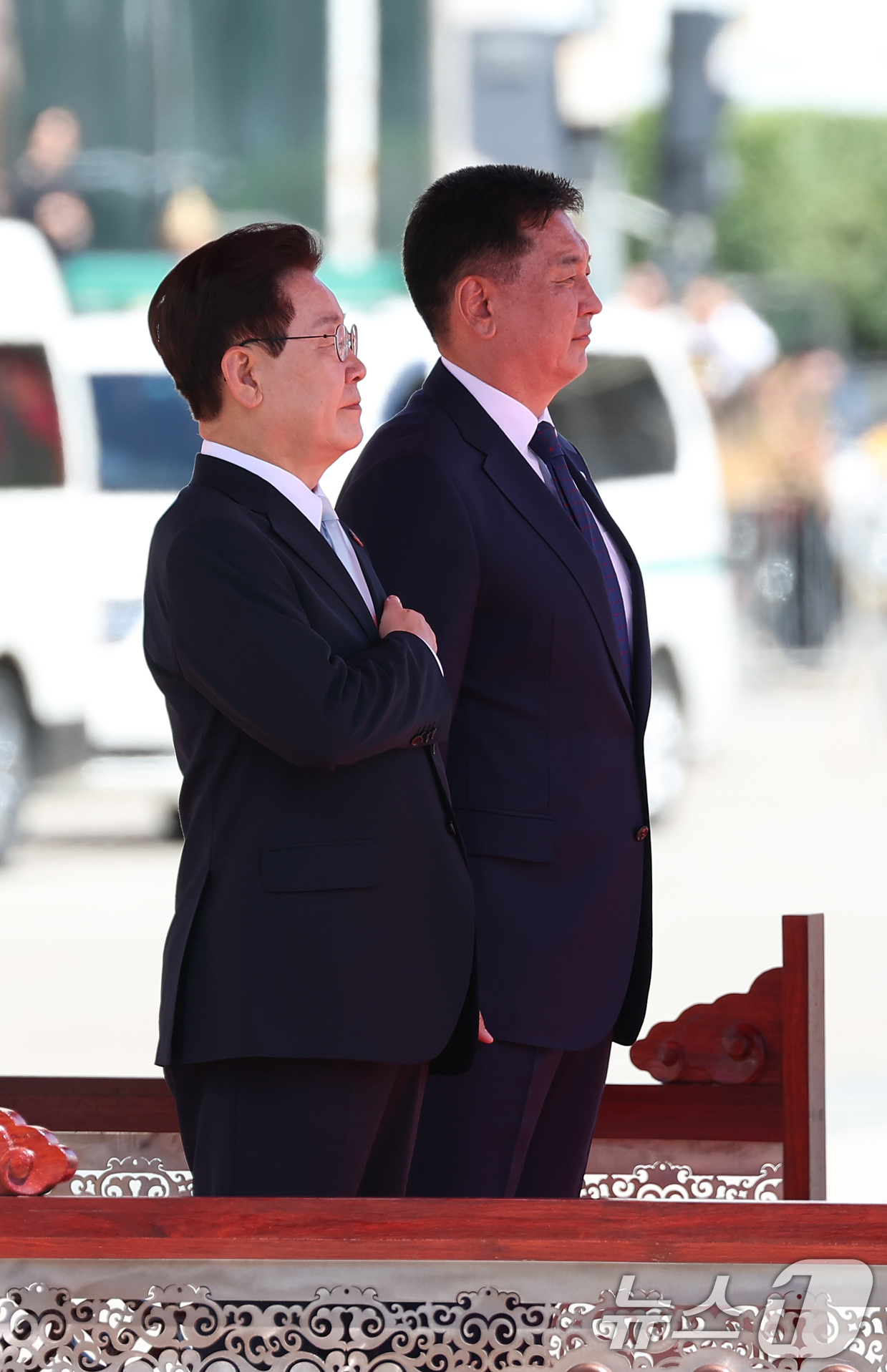 (울란바타르(몽골))=뉴스1) 이재명 기자 = 이재명 대통령과 오흐나 후렐수흐 몽골 대통령이 9일(현지시간) 몽골 울란바타르 수흐바타르 광장에서 열린 공식환영식에서 국민의례를 하고 …