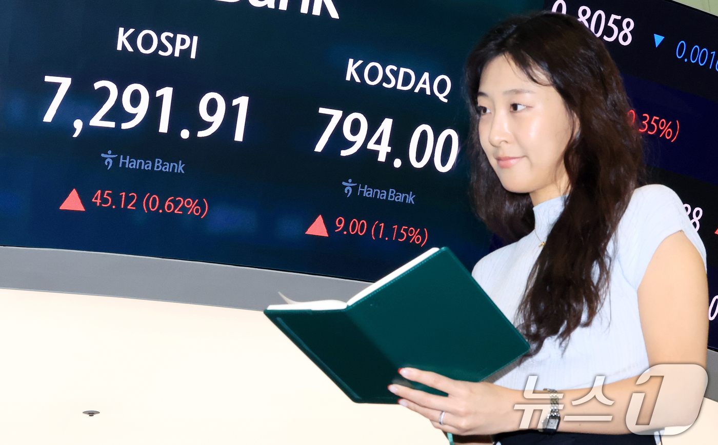 (서울=뉴스1) 이호윤 기자 = 9일 서울 중구 하나은행 딜링룸 전광판에 종가가 나오고 있다. 이날 코스피 지수는 전일 대비 45.12포인트(0.62%) 상승한 7291.91, 코 …