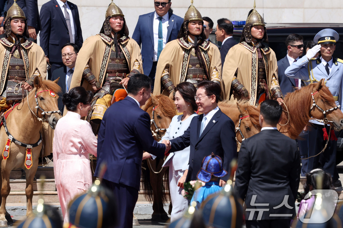 (울란바타르(몽골))=뉴스1) 이재명 기자 = 몽골을 국빈 방문한 이재명 대통령과 김혜경 여사가 9일(현지시간) 울란바타르 수흐바타르 광장에서 환영나온 오흐나 후렐수흐 몽골 대통령 …