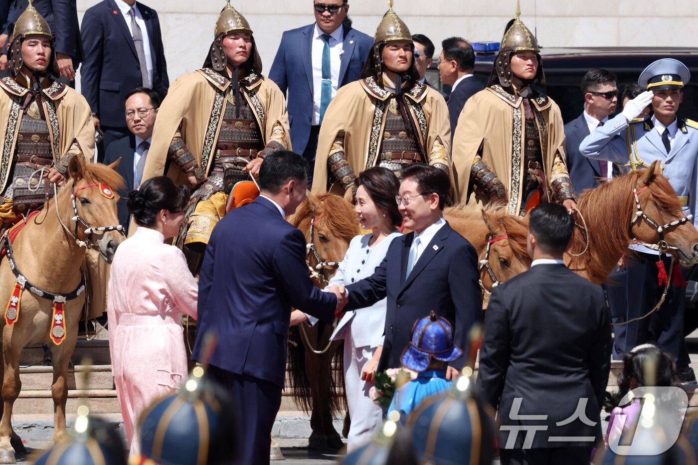 본문 이미지 - 몽골을 국빈 방문한 이재명 대통령과 김혜경 여사가 9일(현지시간) 울란바타르 수흐바타르 광장에서 환영나온 오흐나 후렐수흐 몽골 대통령 부부의 영접을 받고 있다. 2026.7.9 ⓒ 뉴스1 이재명 기자