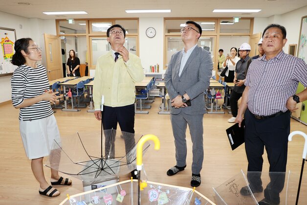 본문 이미지 - 윤건영 충북교육감이 호우 피해 현장을 점검하고 있다.(충북교육청 제공. 재판매 및 DB금지) ⓒ 뉴스1
