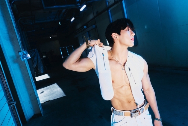 이민혁, 신보 첫 콘셉트 포토 공개…선명한 복근+조각 피지컬
