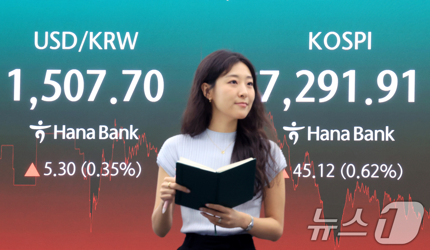 (서울=뉴스1) 이호윤 기자 = 9일 서울 중구 하나은행 딜링룸 전광판에 종가가 나오고 있다. 이날 코스피 지수는 전일 대비 45.12포인트(0.62%) 상승한 7291.91, 코 …