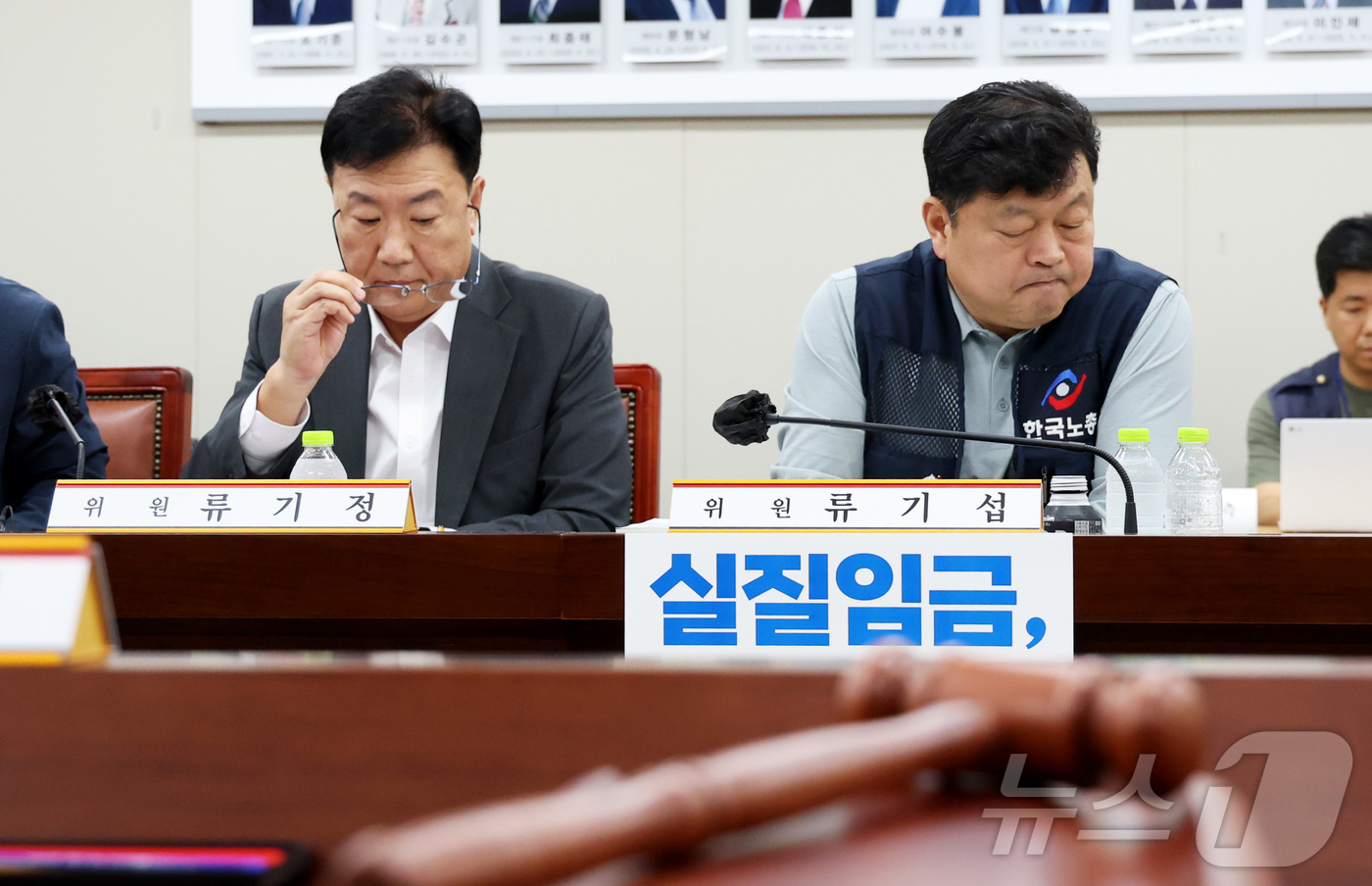 (세종=뉴스1) 김기남 기자 = 류기정 사용자위원과 류기섭 근로자위원이 9일 세종시 정부세종청사 최저임금위원회에서 열린 2027년도 최저임금위원회 13차 전원회의에 앞서 노·사의 …