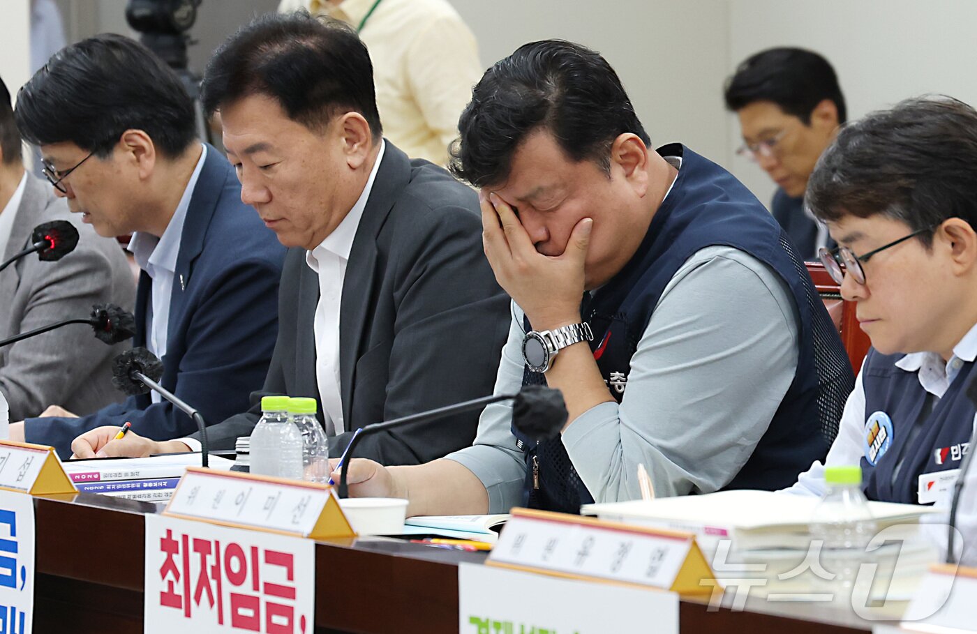 본문 이미지 - 류기섭 근로자위원이 9일 세종시 정부세종청사 최저임금위원회에서 열린 2027년도 최저임금위원회 13차 전원회의에서 발언을 들으며 고민스런 표정을 짓고 있다. 2026.7.9 ⓒ 뉴스1 김기남 기자