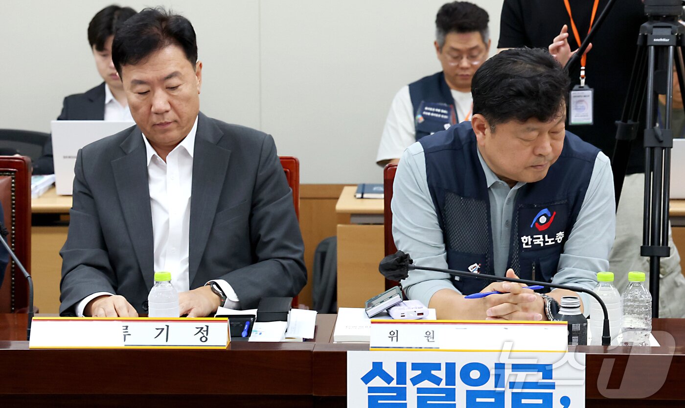 본문 이미지 - 류기정 사용자위원과 류기섭 근로자위원이 9일 세종시 정부세종청사 최저임금위원회에서 열린 2027년도 최저임금위원회 13차 전원회의를 준비하고 있다. 2026.7.9 ⓒ 뉴스1 김기남 기자