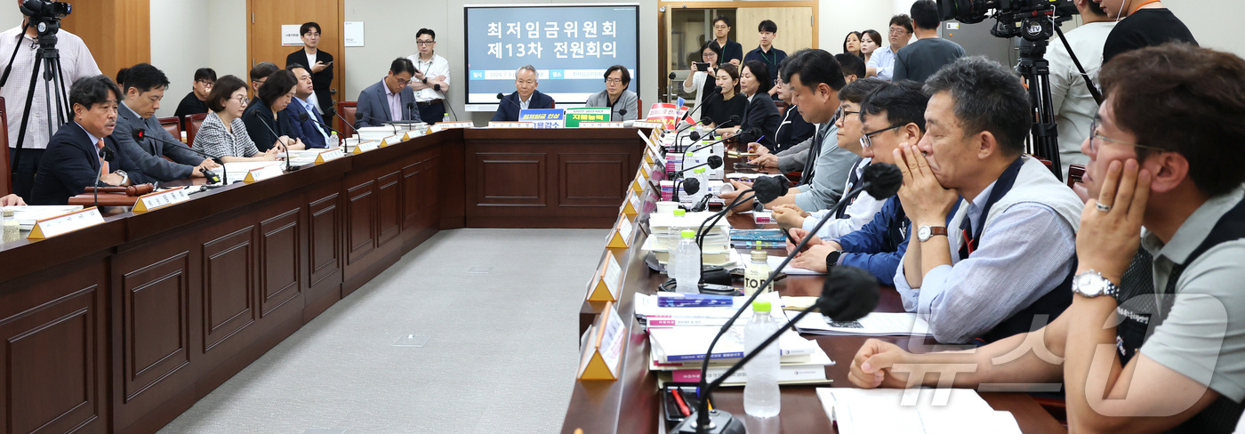 (세종=뉴스1) 김기남 기자 = 권순원 최저임금위원회 위원장이 9일 세종시 정부세종청사 최저임금위원회에서 열린 2027년도 최저임금위원회 13차 전원회의에서 발언하고 있다. 202 …
