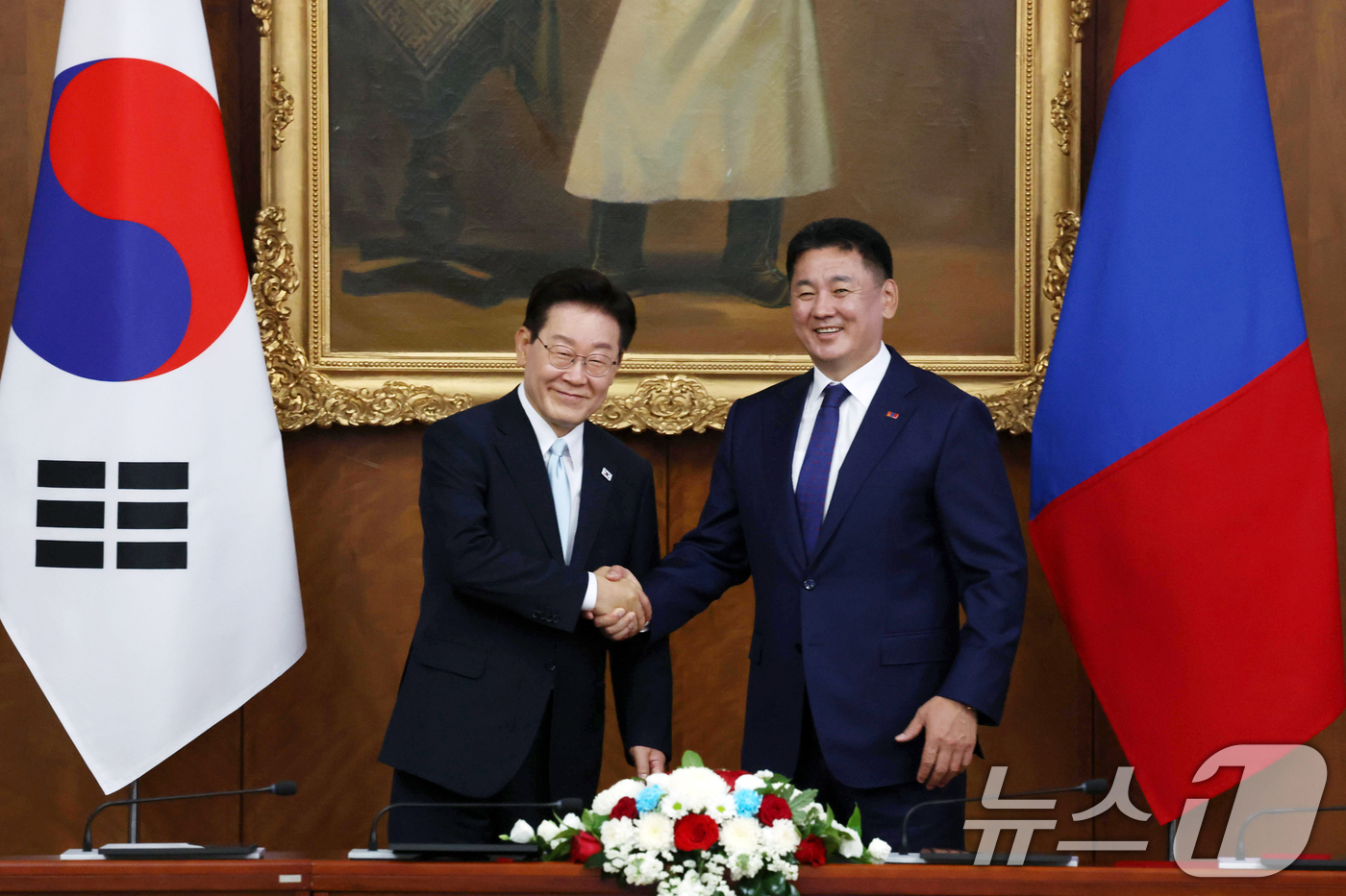 (울란바타르(몽골))=뉴스1) 이재명 기자 = 이재명 대통령과 오흐나 후렐수흐 몽골 대통령이 9일(현지시간) 몽골 울란바타르 정부청사에서 정상회담에 앞서 악수하고 있다. 2026. …