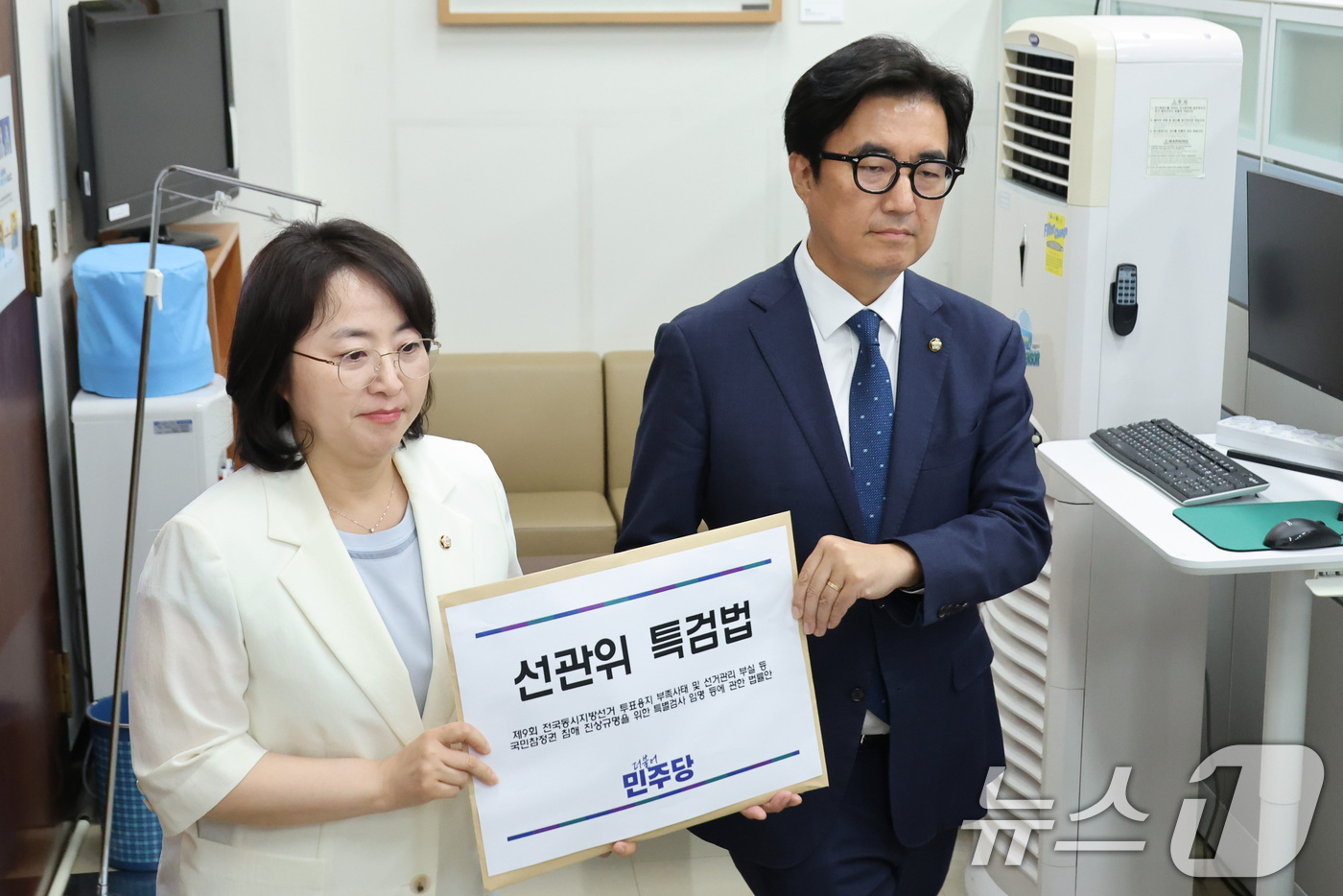 (서울=뉴스1) 신웅수 기자 = 김성회(왼쪽), 이주희 더불어민주당 원내대변인이 9일 서울 여의도 국회 의안과에 선관위 특검법을 제출하고 있다. 2026.7.9/뉴스1