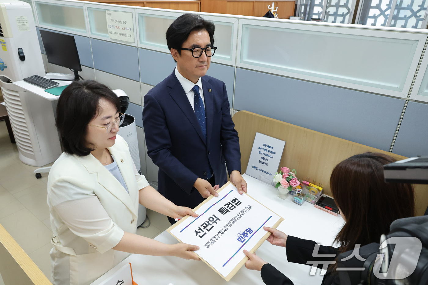 (서울=뉴스1) 신웅수 기자 = 김성회(왼쪽), 이주희 더불어민주당 원내대변인이 9일 서울 여의도 국회 의안과에 선관위 특검법을 제출하고 있다. 2026.7.9/뉴스1