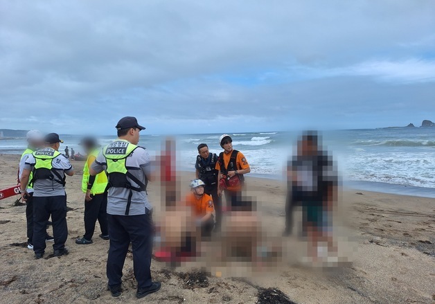 제트스키 뒤집혀 10대 2명 물에 빠져…서핑객이 구조