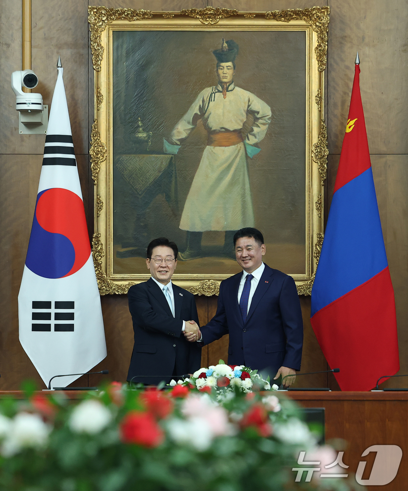 (울란바타르(몽골))=뉴스1) 이재명 기자 = 이재명 대통령과 오흐나 후렐수흐 몽골 대통령이 9일(현지시간) 몽골 울란바타르 정부청사에서 정상회담에 앞서 악수하고 있다. 2026. …