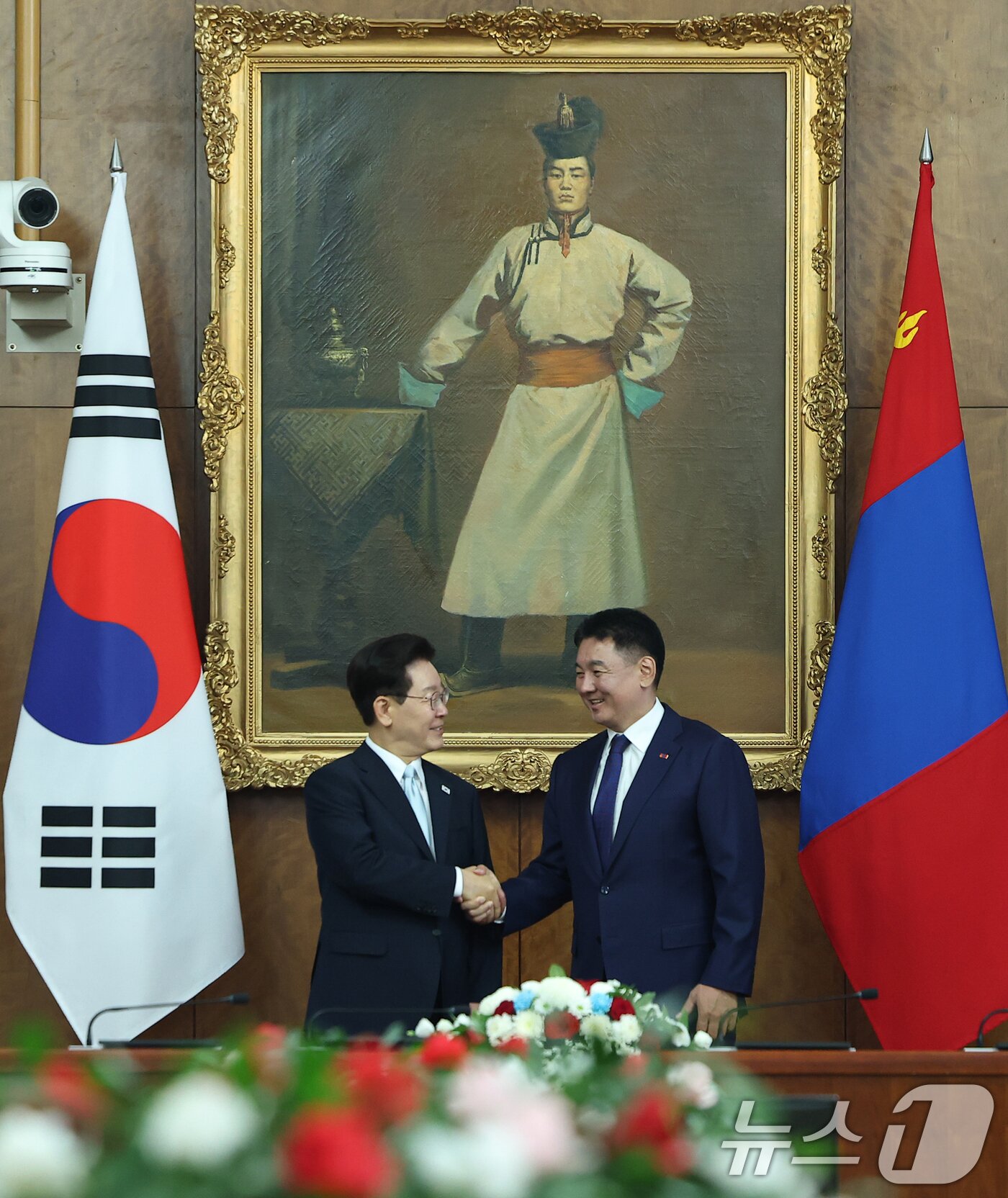 본문 이미지 - 이재명 대통령과 오흐나 후렐수흐 몽골 대통령이 9일(현지시간) 몽골 울란바타르 정부청사에서 정상회담에 앞서 악수하고 있다. 2026.7.9 ⓒ 뉴스1 이재명 기자