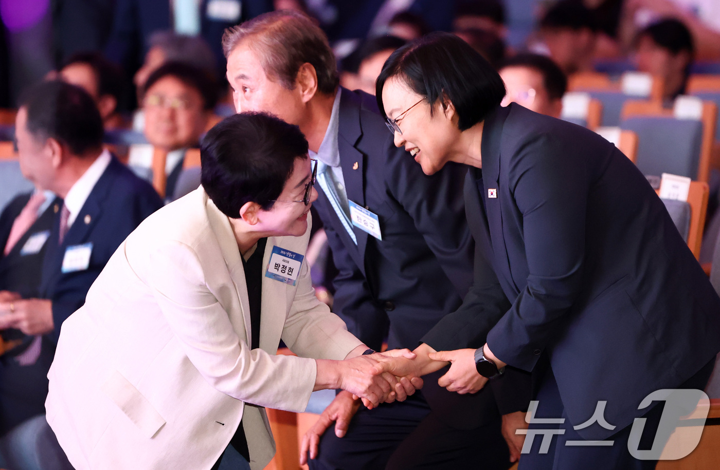(서울=뉴스1) 최지환 기자 = 한성숙 국무총리가 9일 강남구 건설회관에서 열린 2026 건설의 날 기념식에서 박정현 더불어민주당 의원과 인사를 나누고 있다. 2026.7.9/뉴스 …