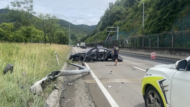 대전-통영 고속도로서 중앙분리대 '쾅'…20대 운전자 경상