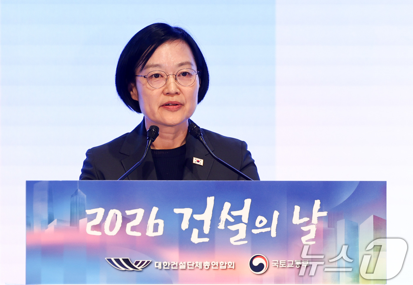 (서울=뉴스1) 최지환 기자 = 한성숙 국무총리가 9일 강남구 건설회관에서 열린 2026 건설의 날 기념식에서 축사를 하고 있다. 2026.7.9/뉴스1