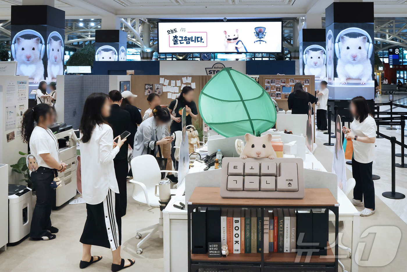 (서울=뉴스1) 김진환 기자 = 신세계백화점은 오는 22일까지 강남점 1층 오픈스테이지에서 '정서불안 김햄찌' 팝업스토어 '오늘도 출근햄니다'를 운영한다고 밝혔다.'정서불안 김햄찌 …