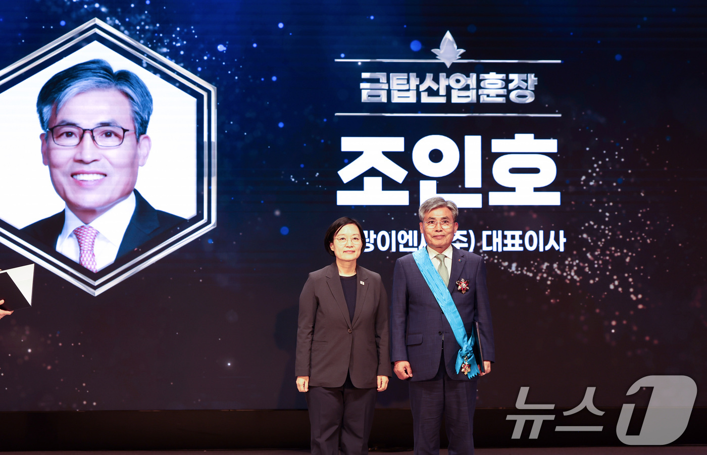 (서울=뉴스1) 최지환 기자 = 한성숙 국무총리가 9일 강남구 건설회관에서 열린 ‘건설의 날’ 기념식에서 조인호 해광이엔씨 대표에게 금탑산업훈장을 전달한 뒤 기념촬영을 하고 있다. …