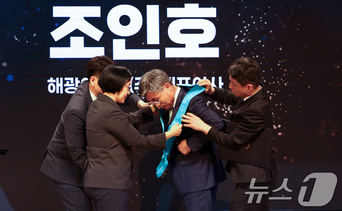 (서울=뉴스1) 최지환 기자 = 한성숙 국무총리가 9일 강남구 건설회관에서 열린 ‘건설의 날’ 기념식에서 조인호 해광이엔씨 대표에게 금탑산업훈장을 전달하고 있다. 2026.7.9/ …