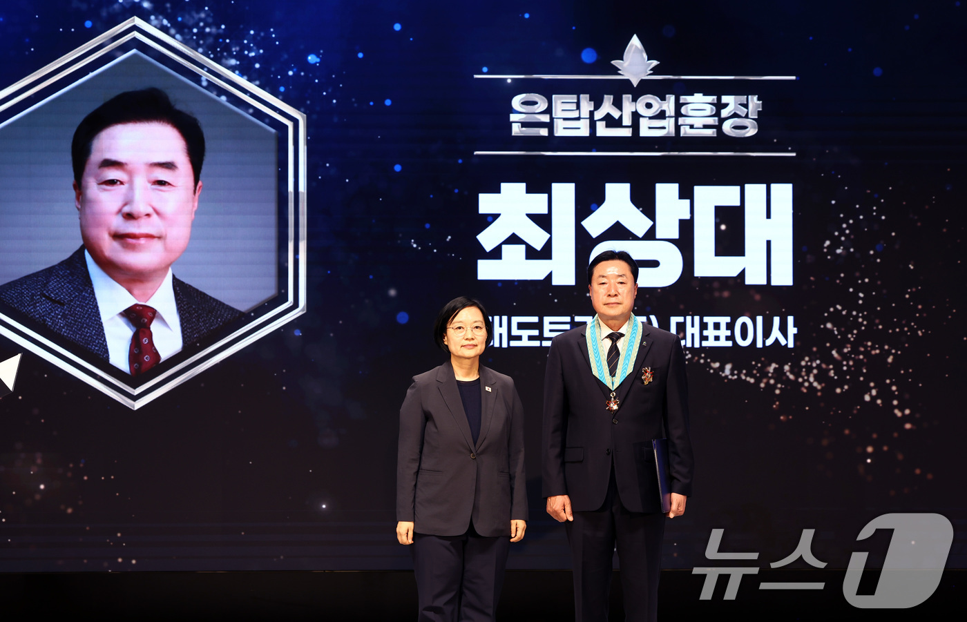 (서울=뉴스1) 최지환 기자 = 한성숙 국무총리가 9일 강남구 건설회관에서 열린 ‘건설의 날’ 기념식에서 최상대 대도토건 대표에게 은탑산업훈장을 전달한 뒤 기념촬영을 하고 있다. …