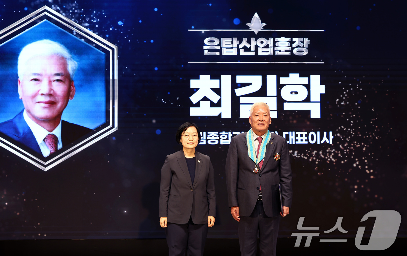 (서울=뉴스1) 최지환 기자 = 한성숙 국무총리가 9일 강남구 건설회관에서 열린 ‘건설의 날’ 기념식에서 최길학 서림종합건설 대표에게 은탑산업훈장을 전달한 뒤 기념촬영을 하고 있다 …