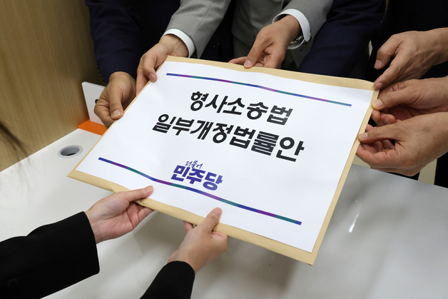 윤상현 "피해자가 檢에 신고하라고?" 김용민 "현행 법 설명한 것"