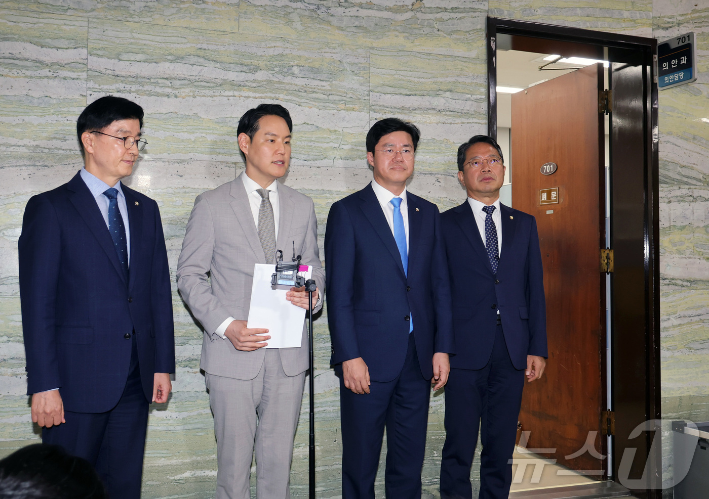 (서울=뉴스1) 신웅수 기자 = 김승원·김한규·박상혁·이해식 더불어민주당 형사소송법TF 의원이 9일 서울 여의도 국회 의안과에 형사소송법 일부개정법률안을 제출한 후 취재진의 질의에 …