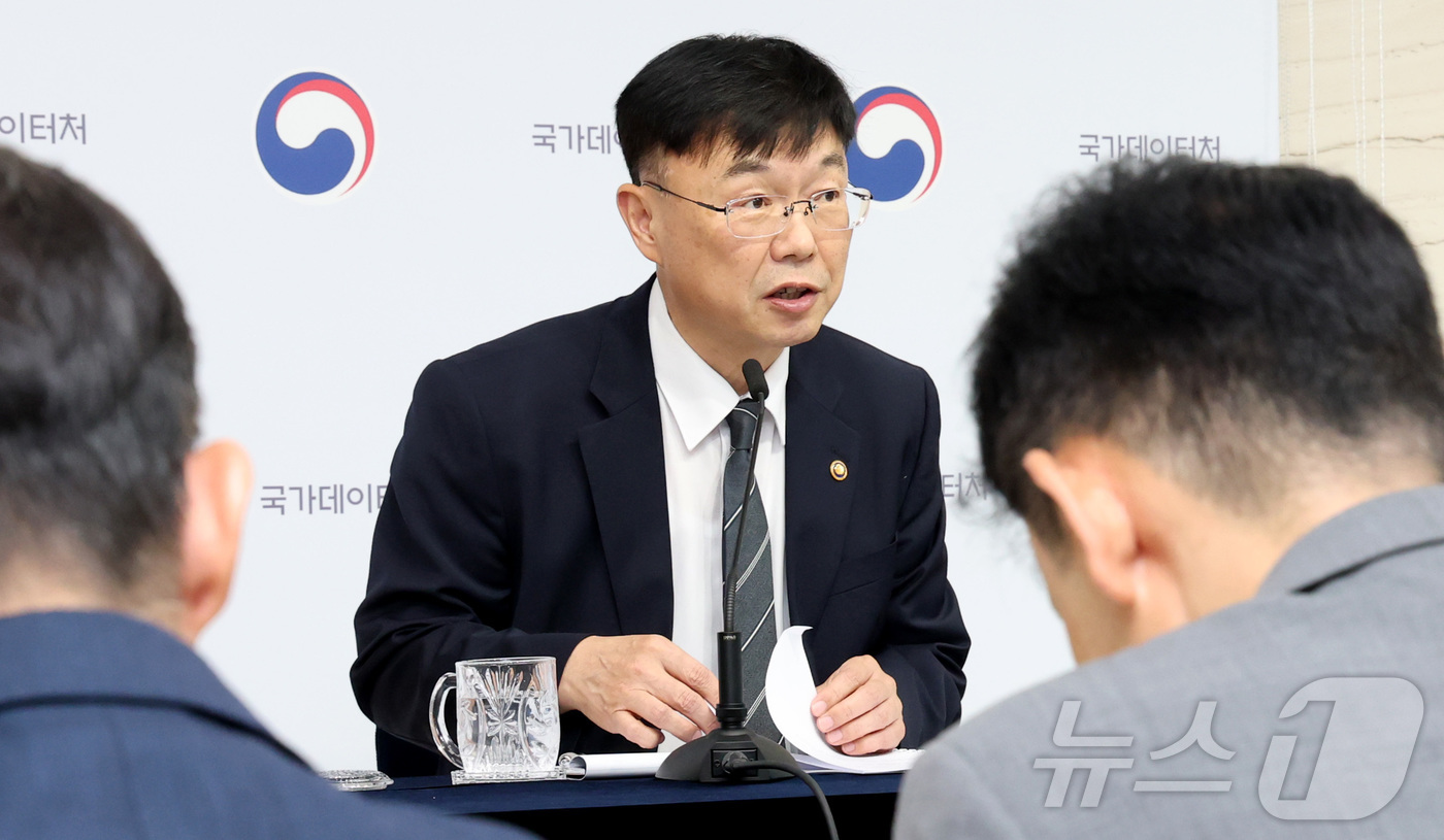 (세종=뉴스1) 김기남 기자 = 안형준 국가데이터처장이 지난 9일 세종시 정부세종청사에서 2026년 국가데이터처 하반기 주요 업무게획 내용을 발표하고 있다.국가데이터처는 국민의 삶 …