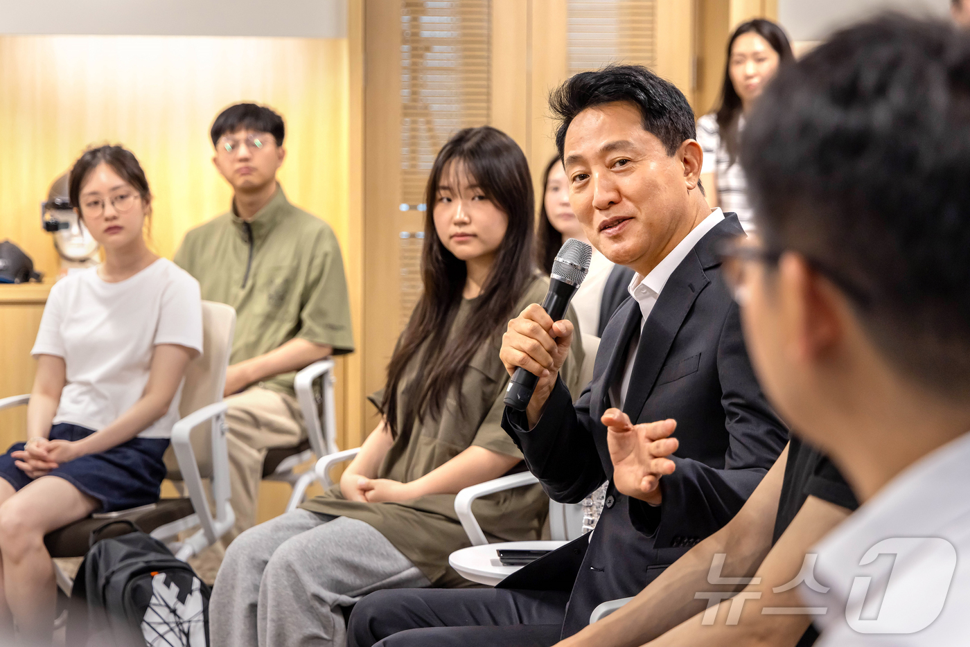 (서울=뉴스1) 김진환 기자 = 오세훈 서울시장이 9일 서울 마포구 DMC 산학협력연구센터에서 열린 AI·XR 신산업 분야 청년 인재 현장간담회에서 서울의 미래산업 생태계 발전 방 …