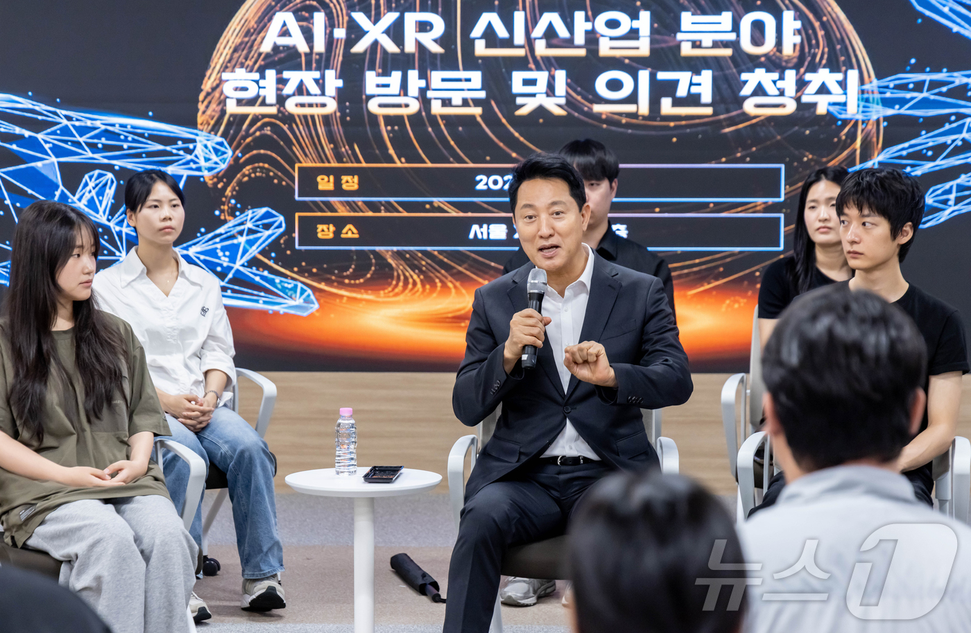 (서울=뉴스1) 김진환 기자 = 오세훈 서울시장이 9일 서울 마포구 DMC 산학협력연구센터에서 열린 AI·XR 신산업 분야 청년 인재 현장간담회에서 서울의 미래산업 생태계 발전 방 …